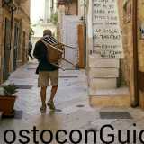Dopo la rimozione � stato creato un gruppo Facebook dal nome �Io sto con Guido e tu?�, nel quale 1600 iscritti si scambiano idee sul come aiutare l'artista